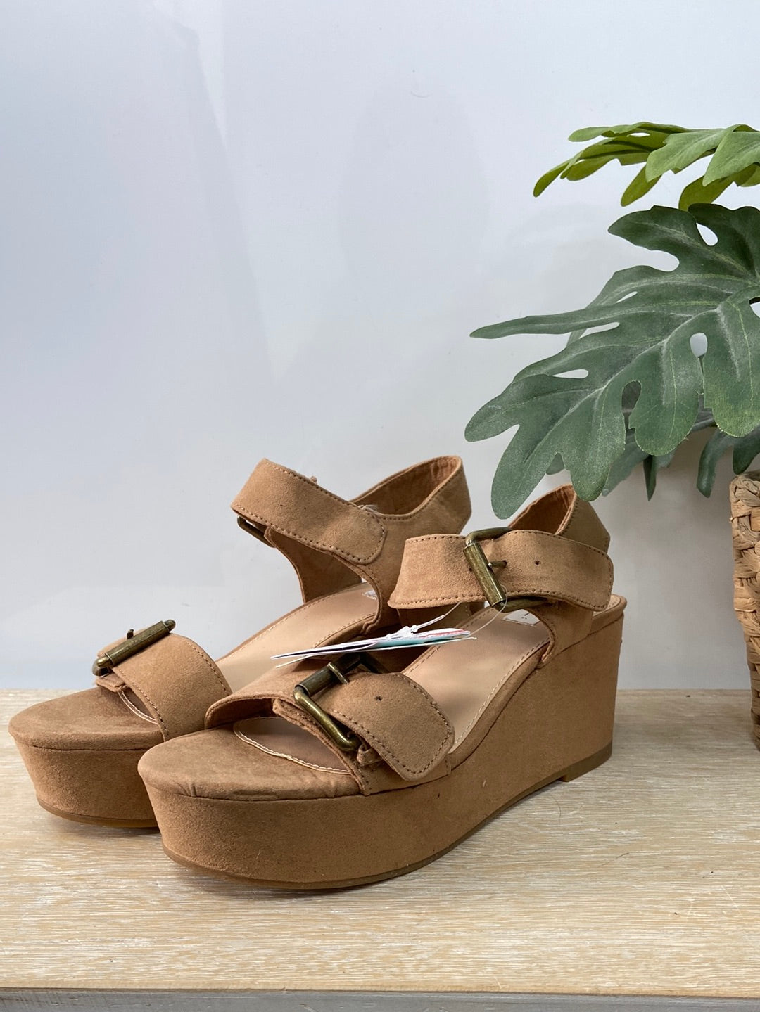 BERSHKA.Plataformas antelina beiges T.38