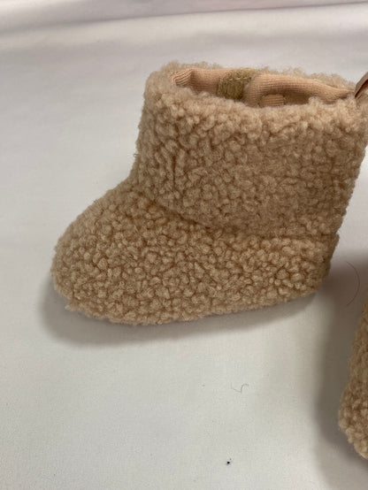 MarketDISNEY.Zapatillas borrego 9 meses