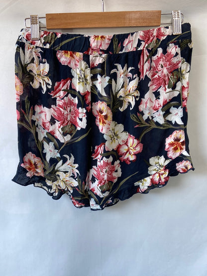 PULL&BEAR. Shorts flores T.l