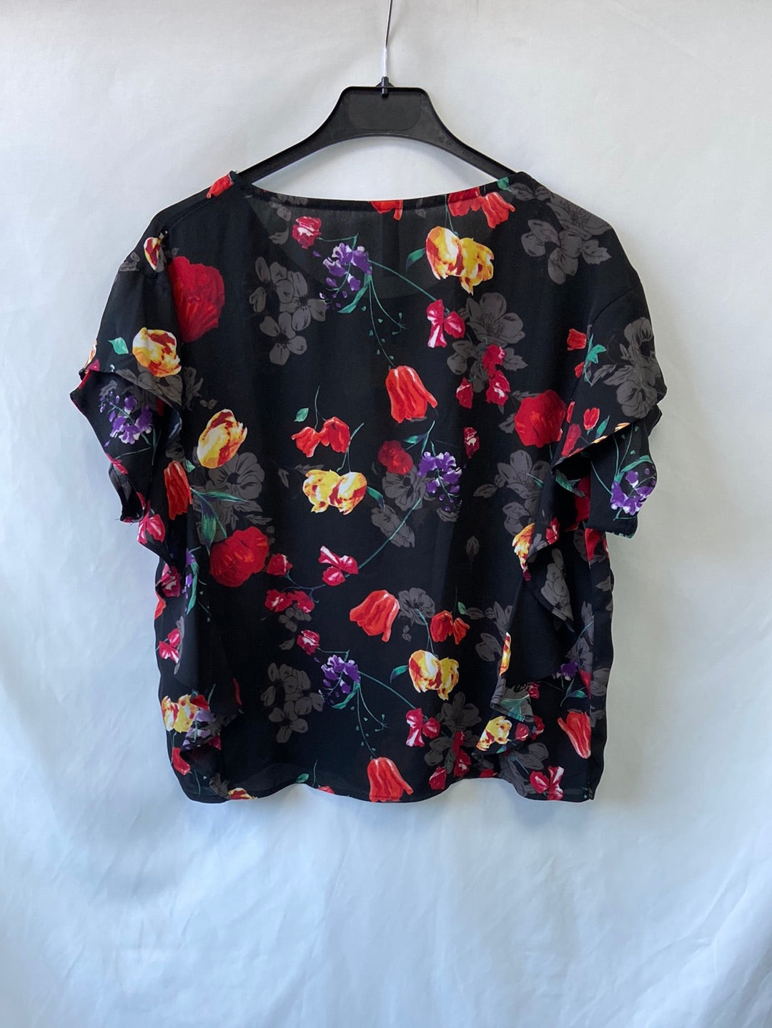 AMISU.Black blouse with ruffled flowers TS