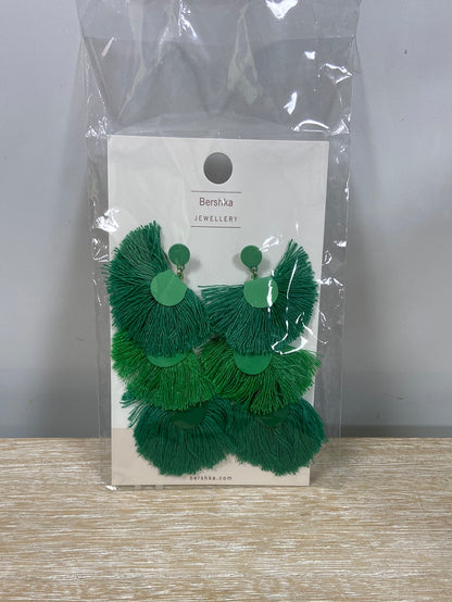 BERSHKA.Pendientes maxi flecos verdes