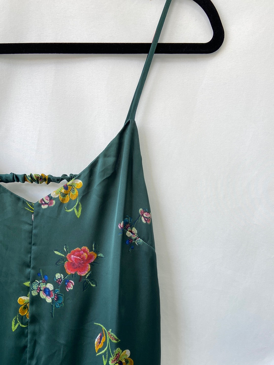 BERSHKA. Mono corto verde T.S