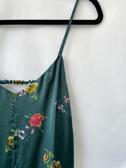 BERSHKA. Mono corto verde T.S