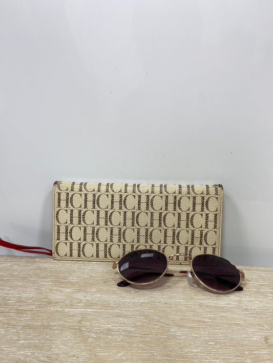 CAROLINA HERRERA. Cartera beige logo