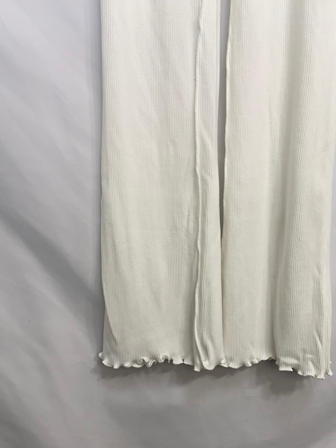 BERSHKA.Pantalones blancos canalé T.XS