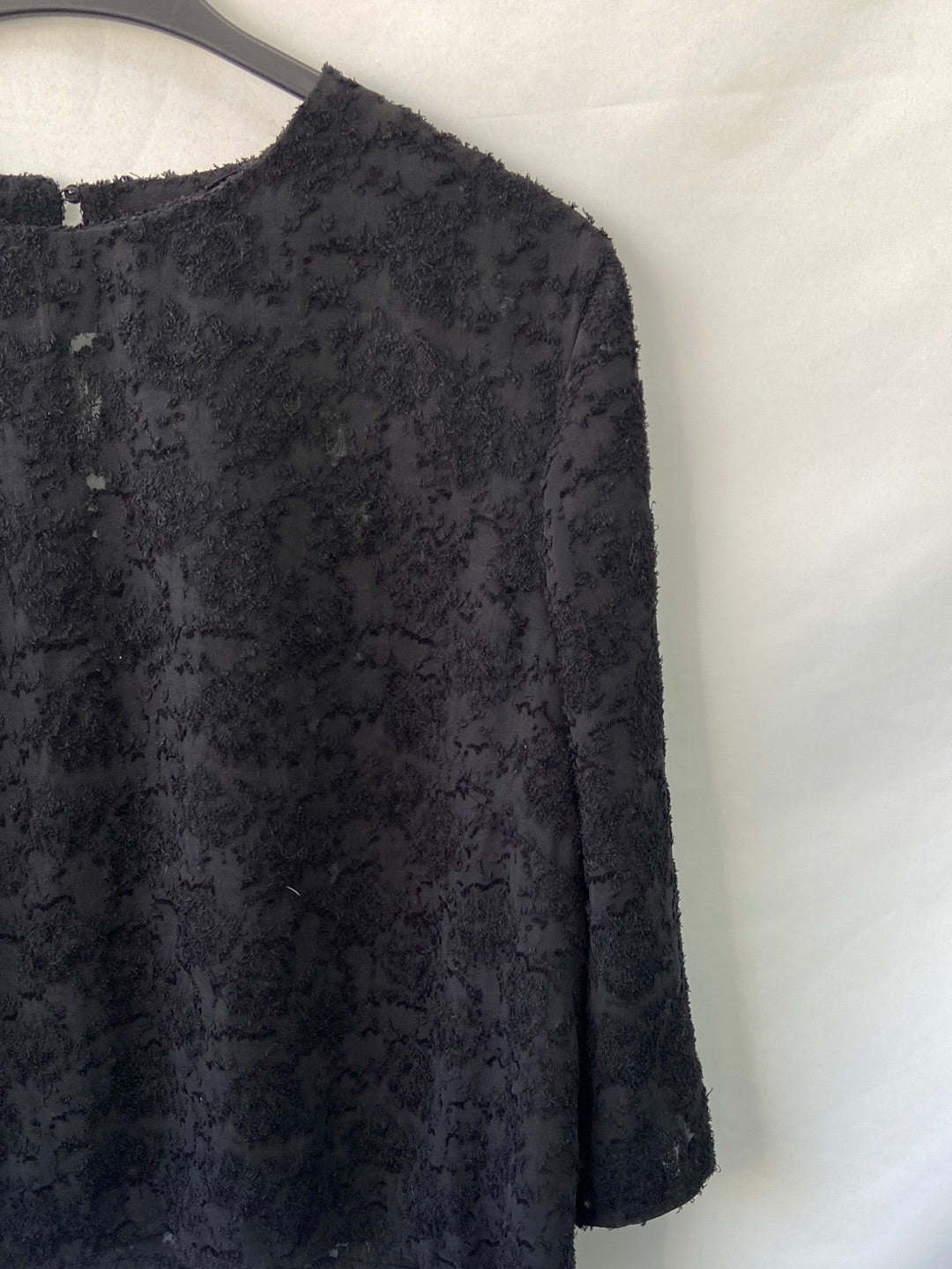 MANGO. Blusa negra textura T.L