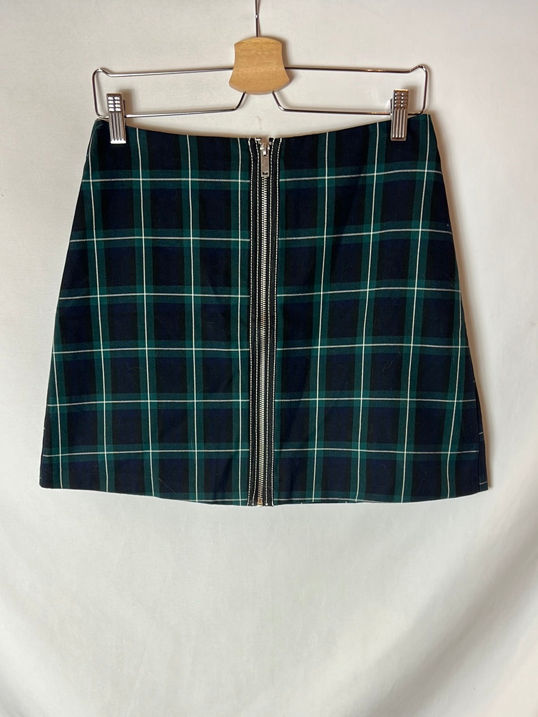 STARDIVARIUS. Falda negra y verde cremallera. T 40