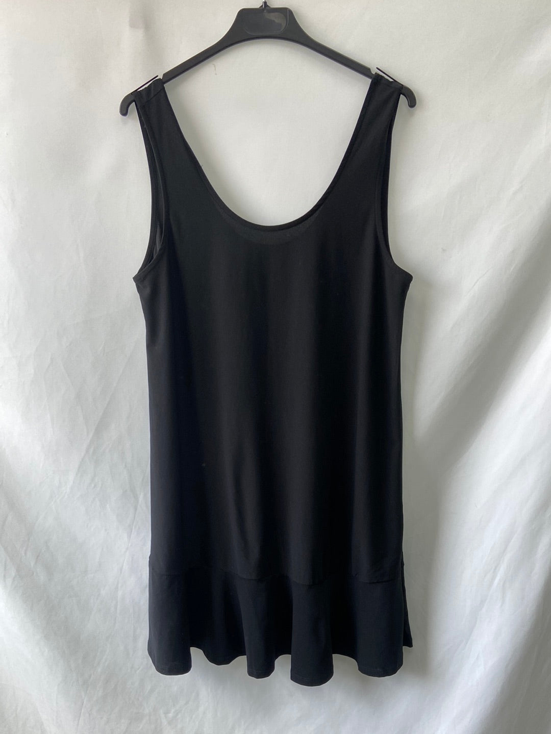 MANGO. Vestido negro acabado volantes T.m