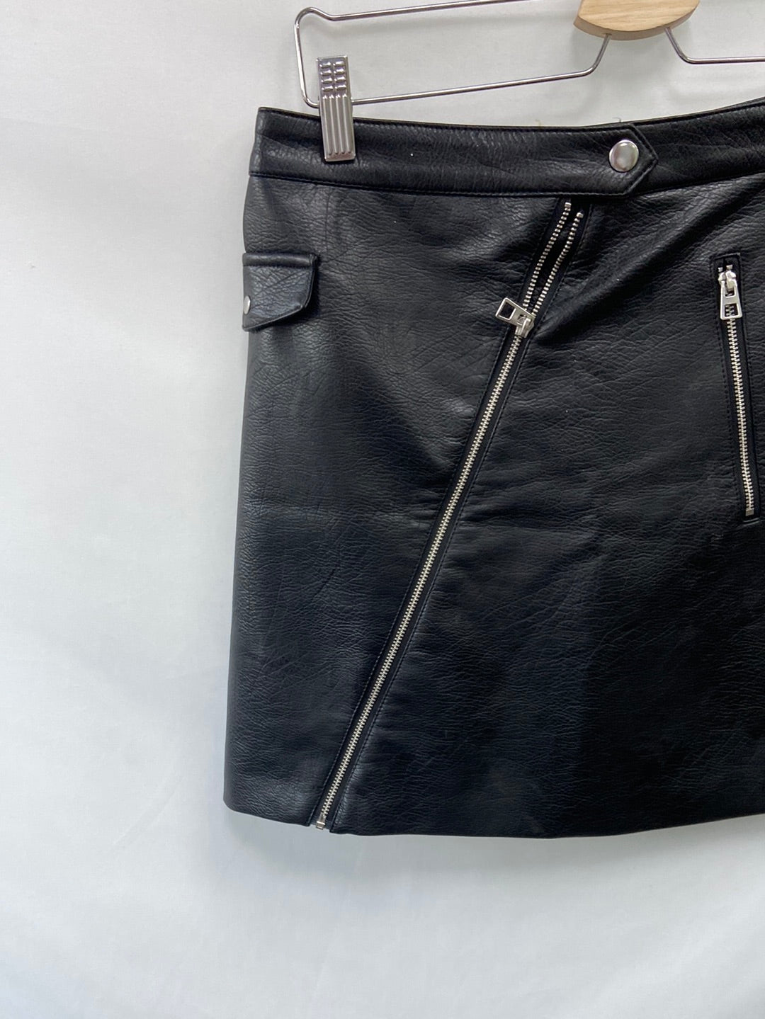 H&M.Falda negra polipiel T.38