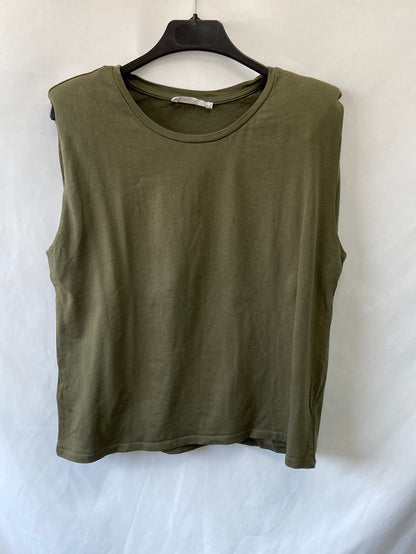 MANGO.Camiseta verde caqui hombreras T.L