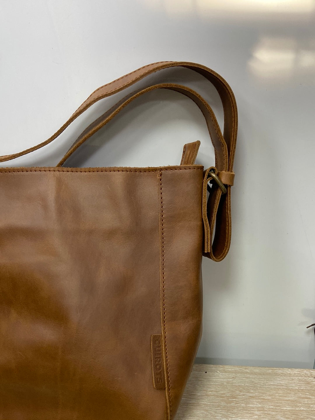 CUIROTS BCN. Camel leather bag