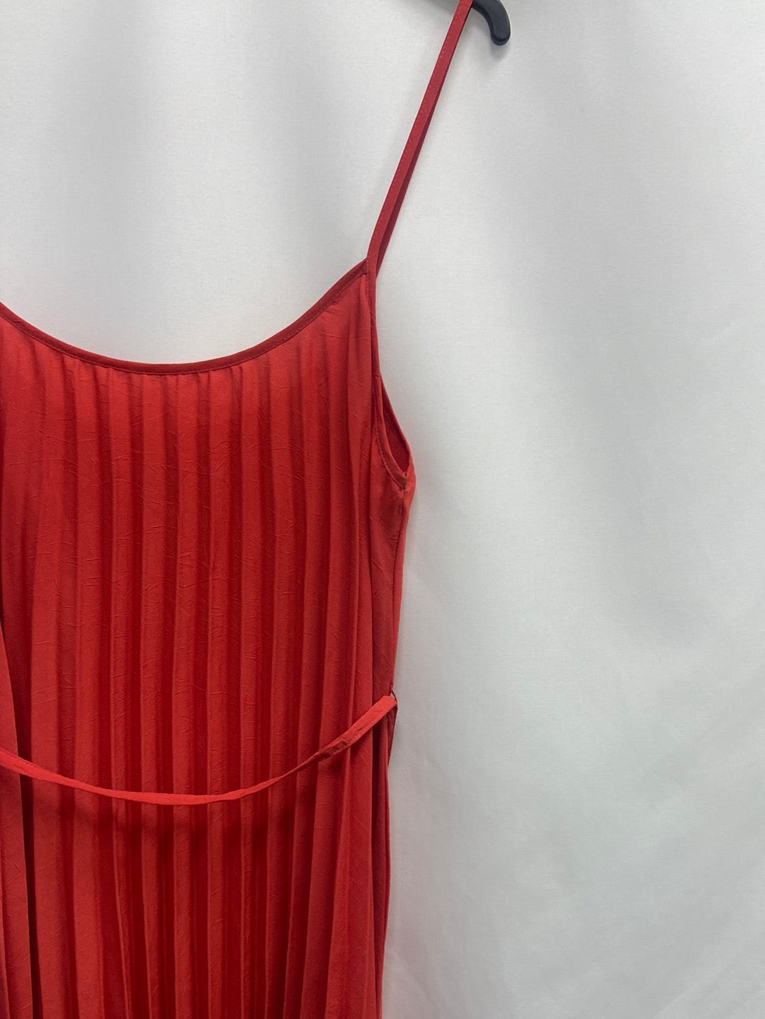 MANGO. Vestido  midi rojo plisado T.xs