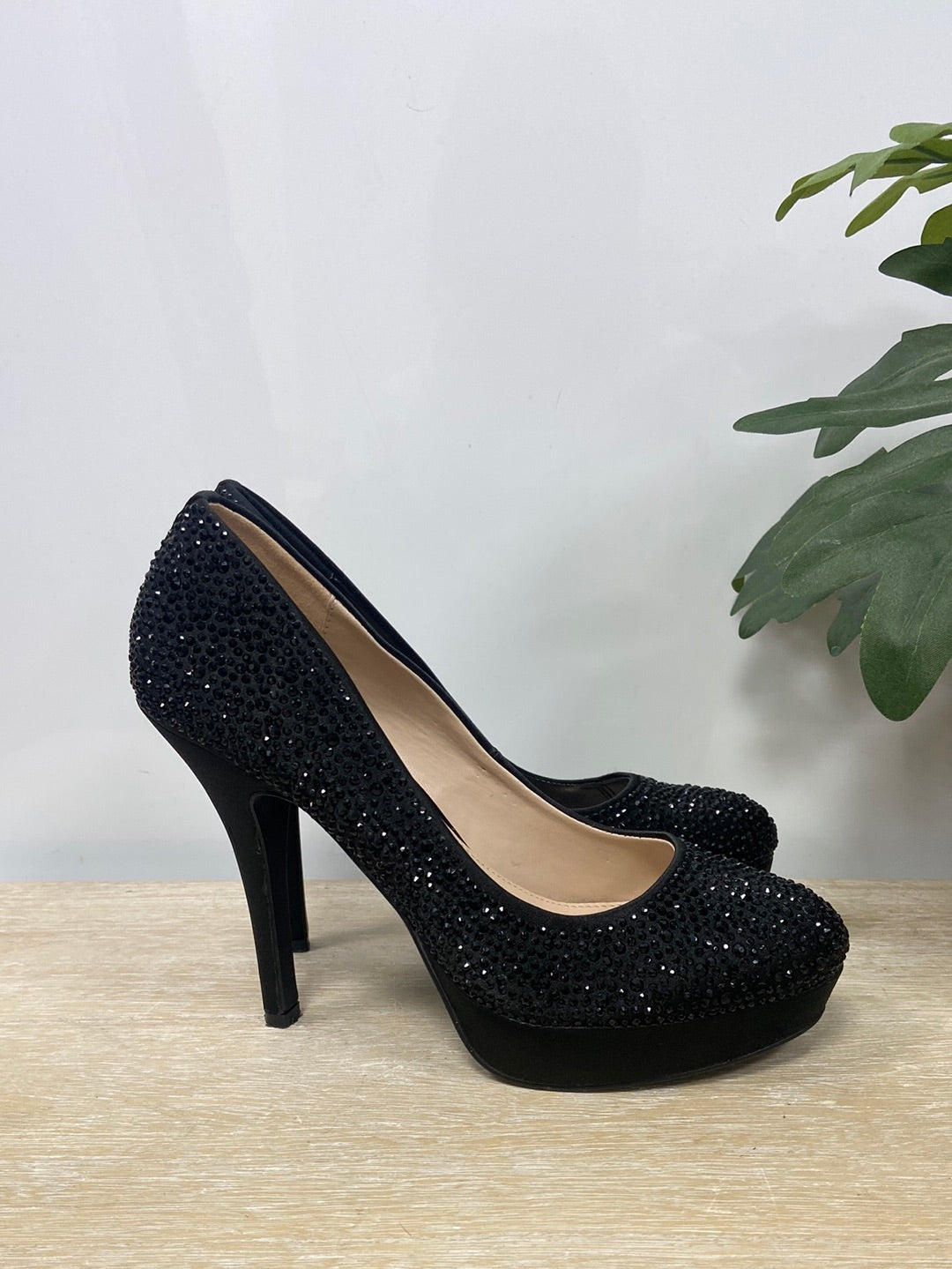 SISSEI. Zapatos de tacon negros con brillitos T.38