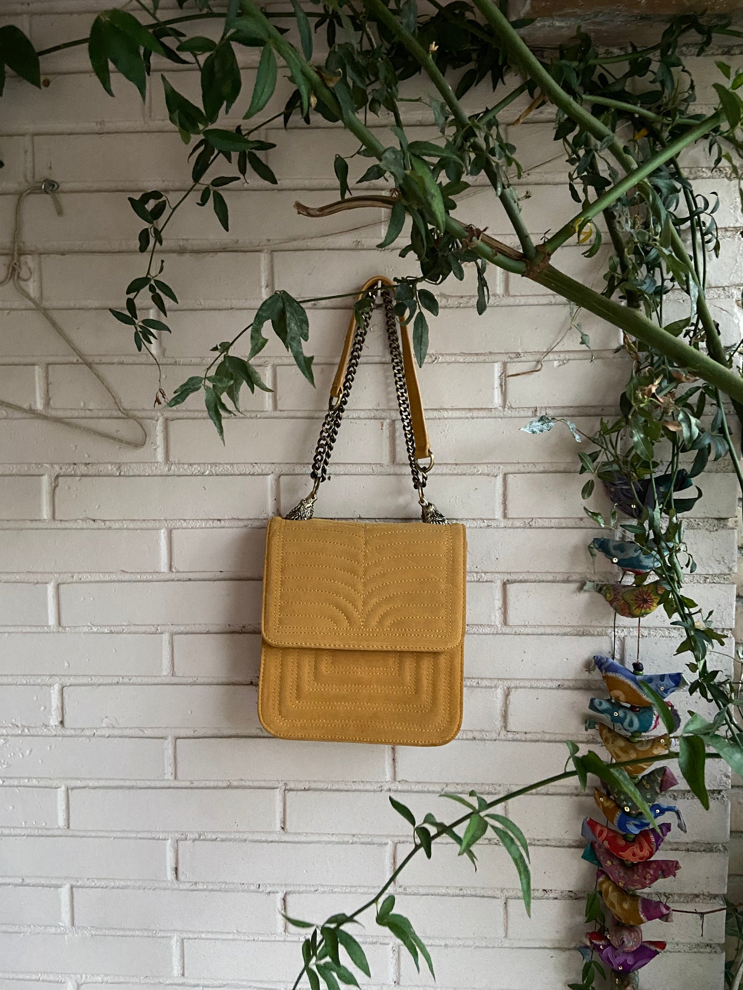 Bolso mostaza cadena asa doble altura