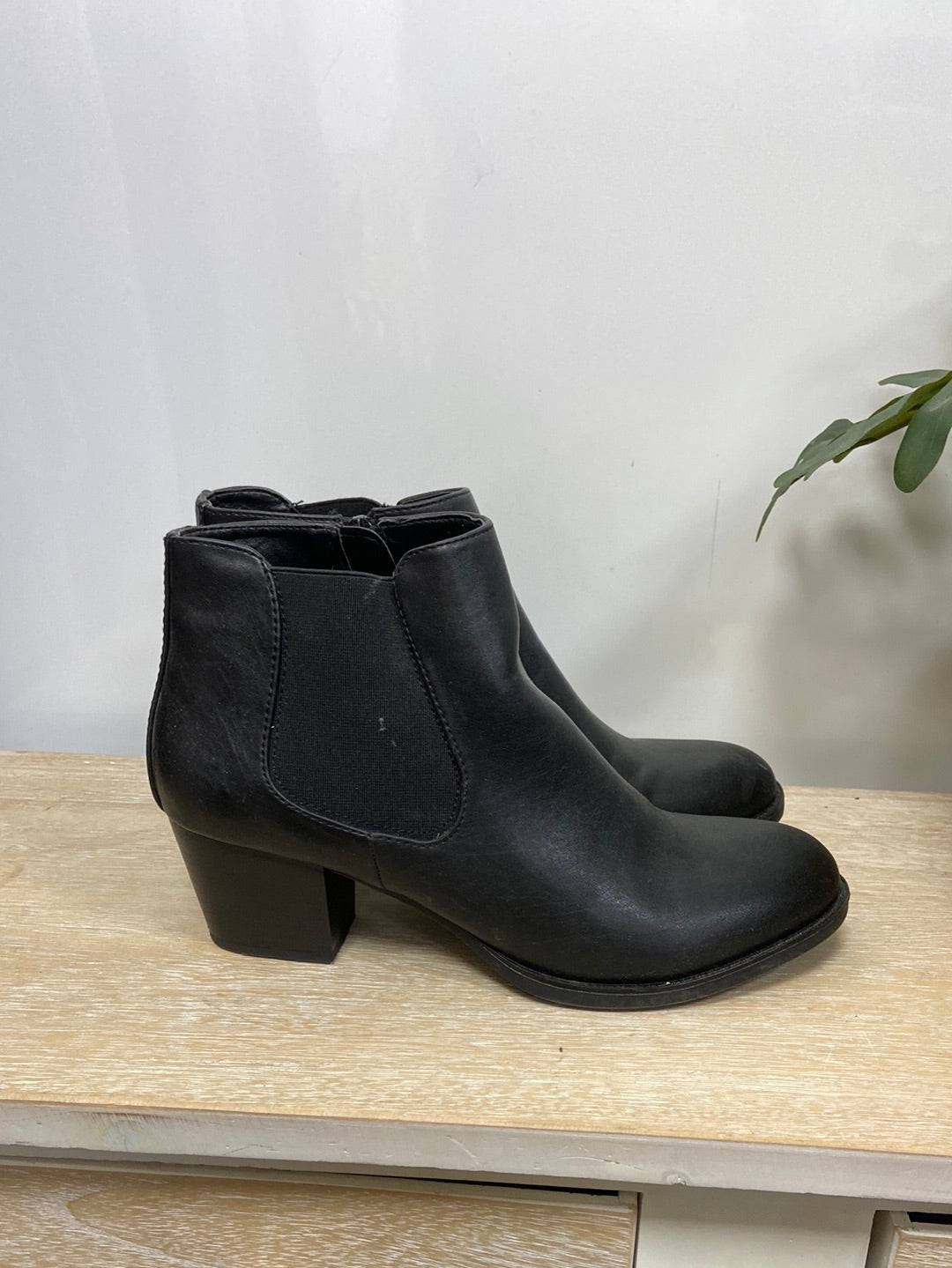 GRACELAND. Botines negros T.40