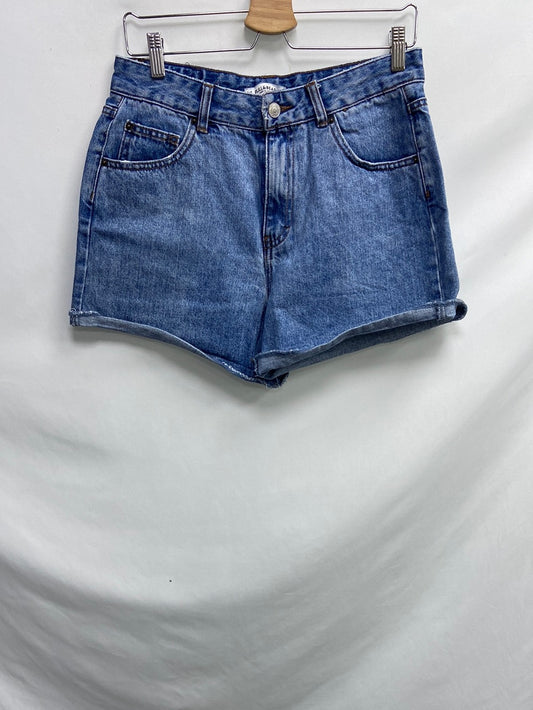 PULL&BEAR. Shorts denim dobladillo T.38