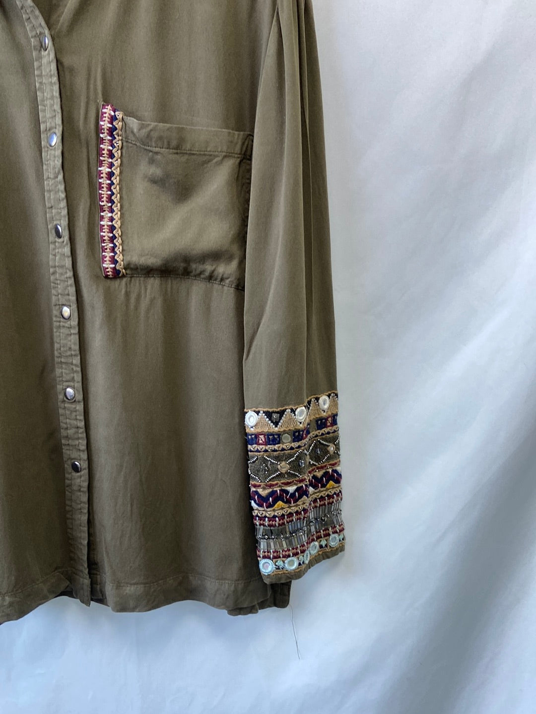 BERSHKA.Camisa verde bordada T.S