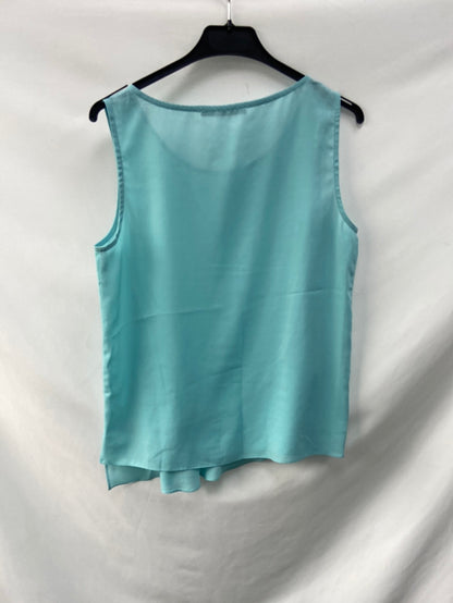 WHITE. Flowy blue Ts top