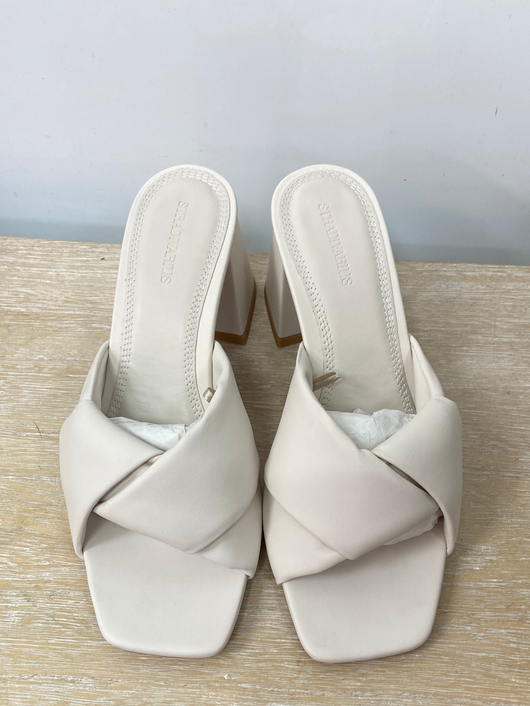 STRADIVARIUS. Beige braided heeled sandals S.37