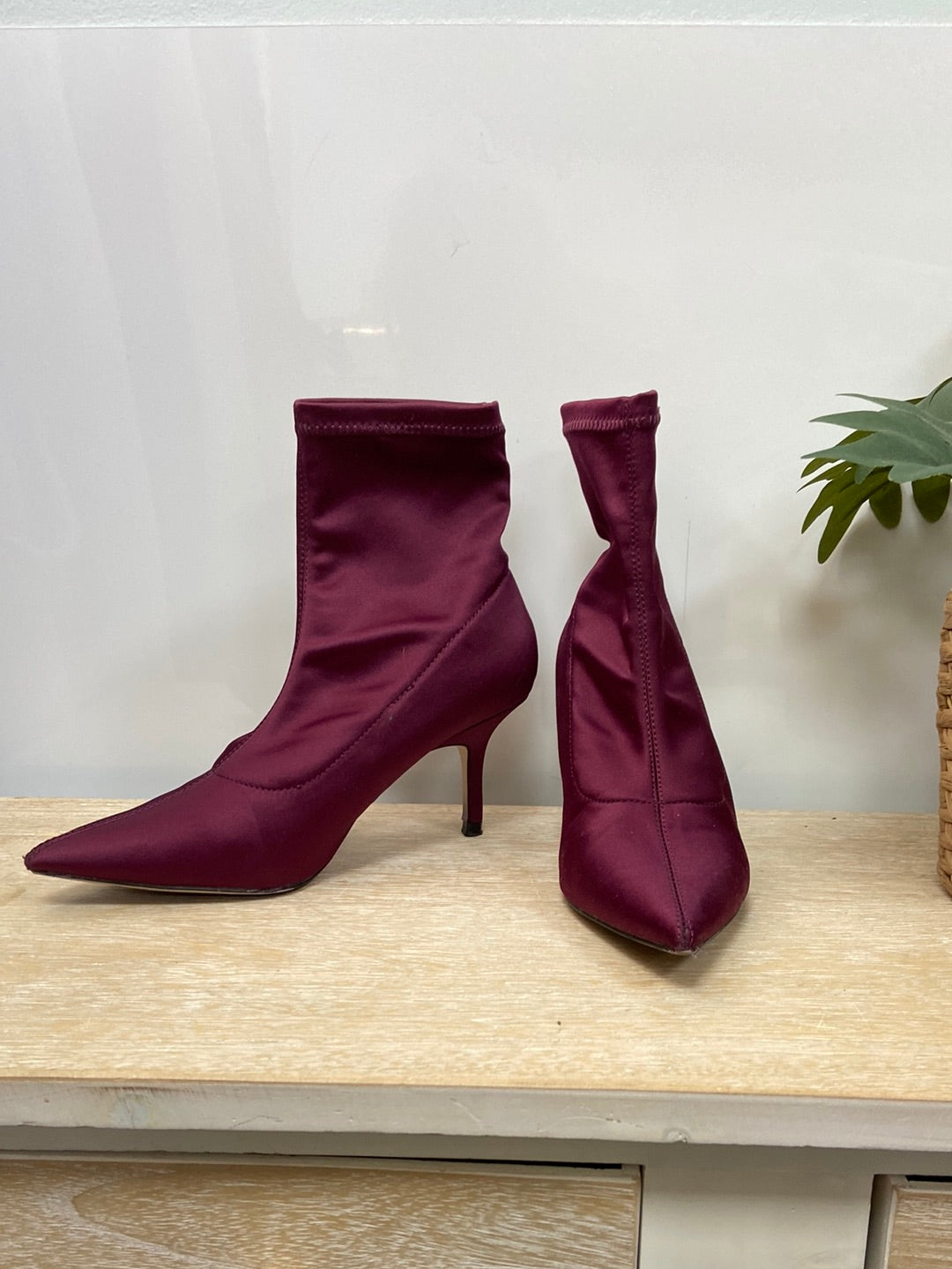 ZARA.Botines burdeos neopreno T.36