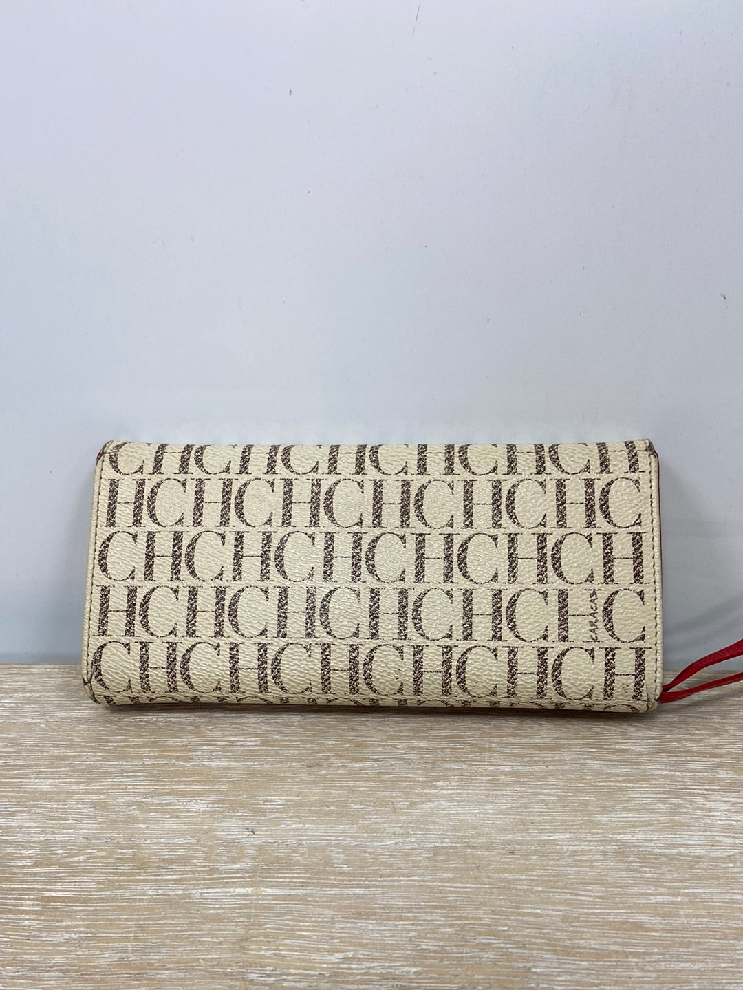 CAROLINA HERRERA. Cartera beige logo