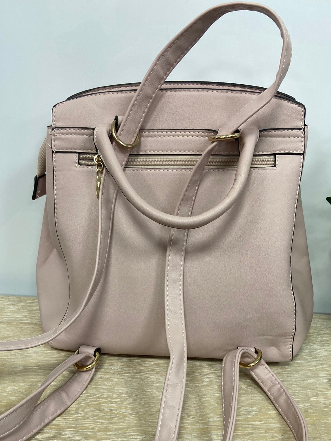 Market.OTRAS.Mochila rosa tipo bolso (Tara)