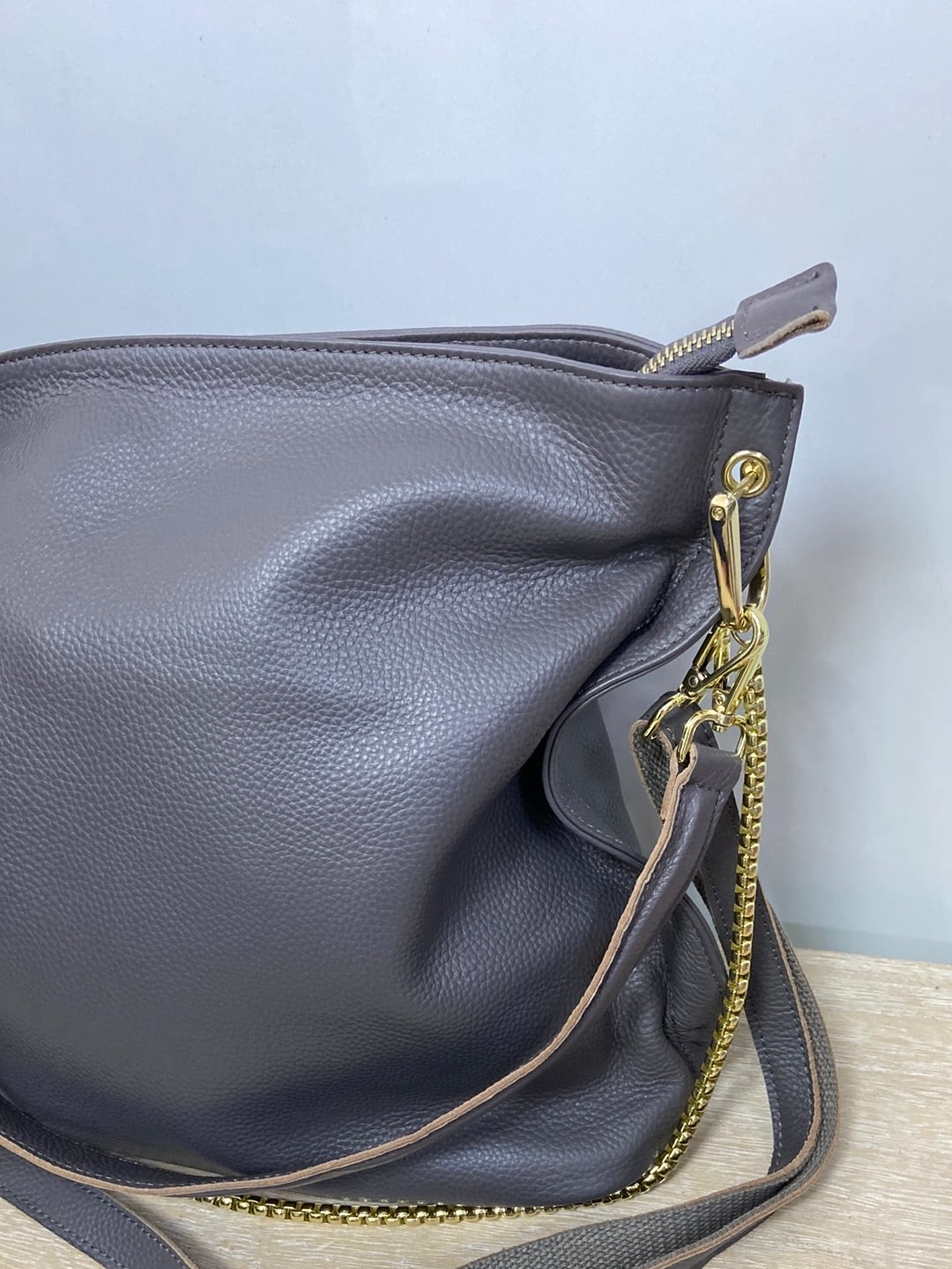 OTHERS. Gray chain bag