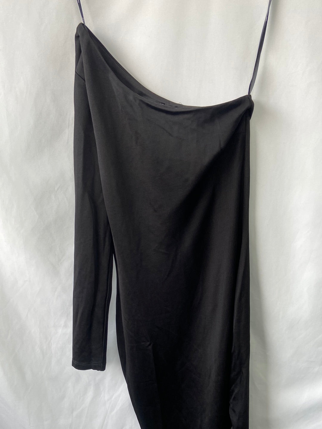 WAREHOUSE.Vestido negro asimétrico T.S/M