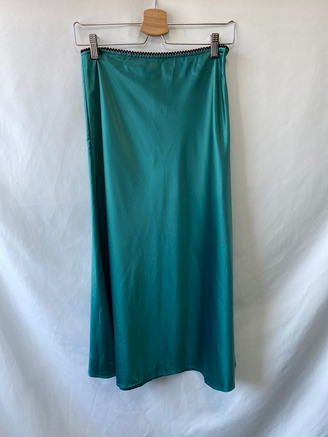 ZARA. Falda midi verde satinada T.s