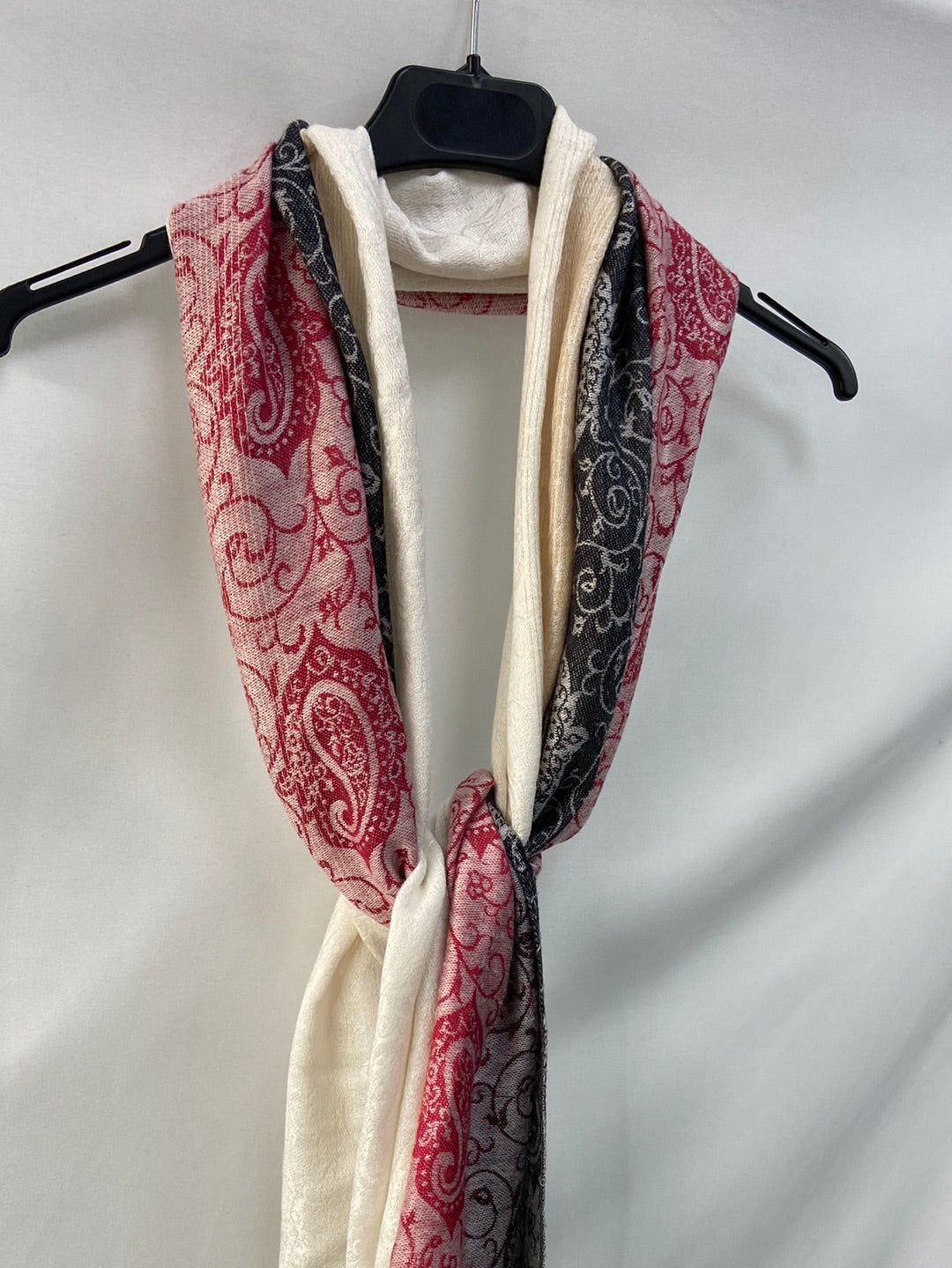OTRAS. Pasmina tonos negros, beige y rojo