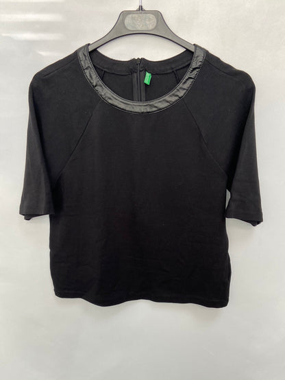BENETTON.Black T-shirt with faux leather collar