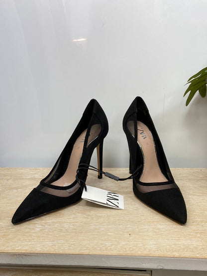 ZARA. Stiletos negros rejilla T.35