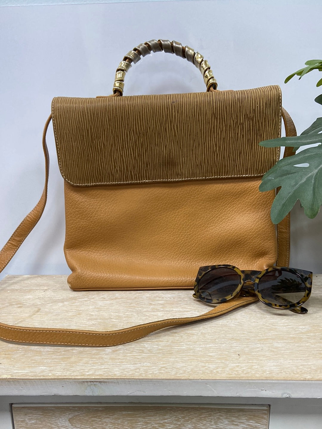 OTRAS. Bolso camel/mostaza