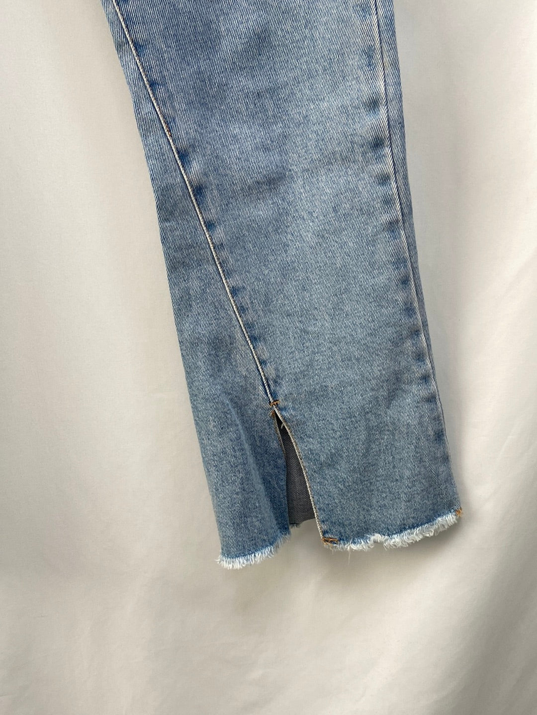 BERSHKA.pantalones vaqueros acampanados  T.36