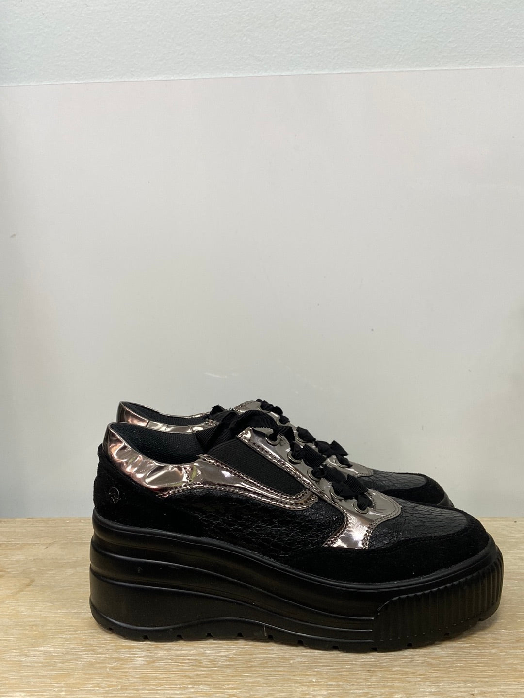 XTI. Black and silver textured sneakers S.38
