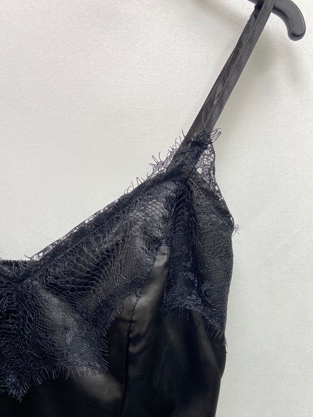 PRETTYLITTLETHINGS. Satin lace crop top S.34