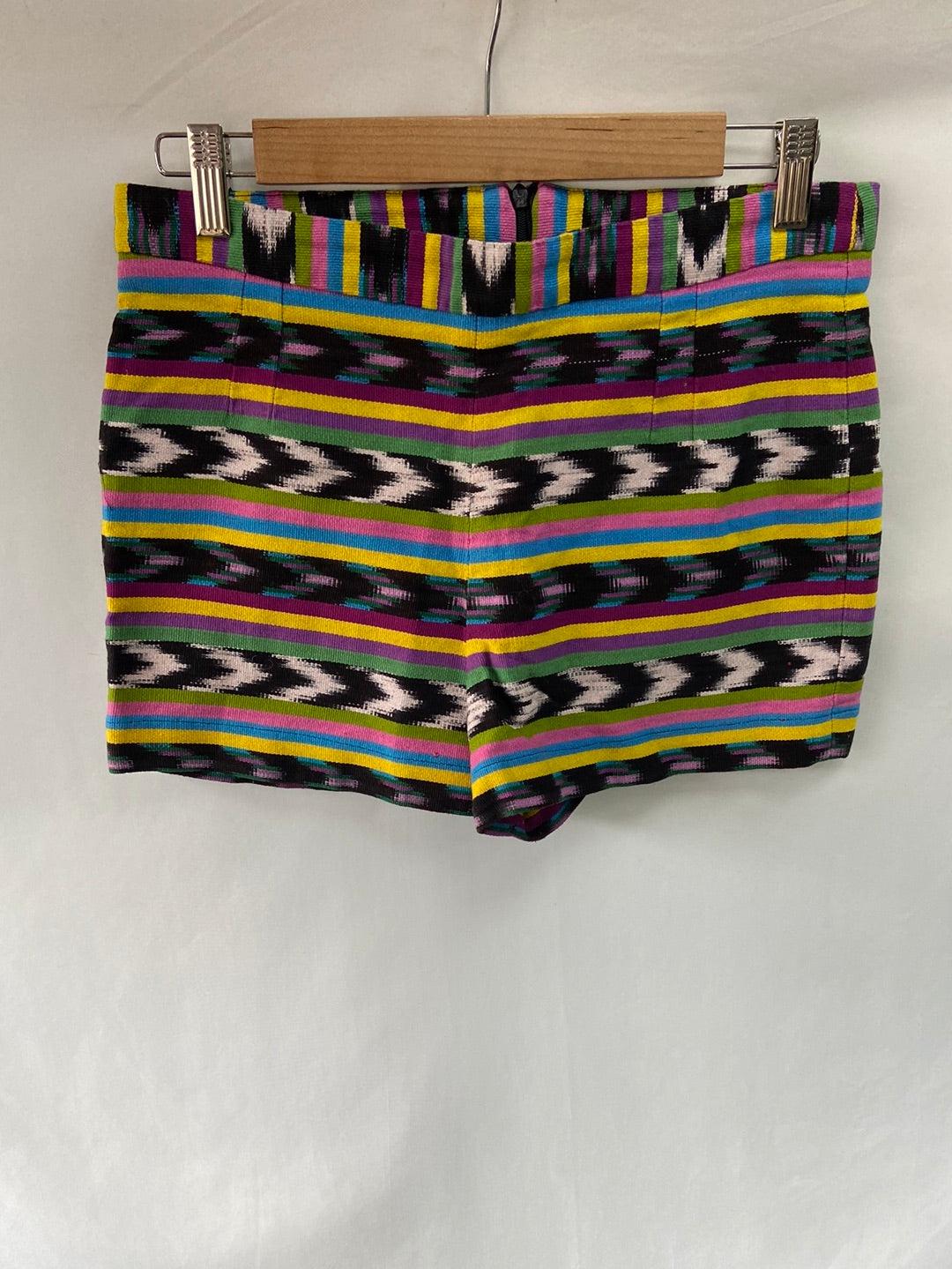 LOWELLITE. Ethnic shorts T.40