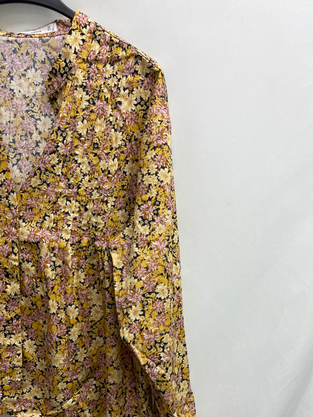 MANGO. Camisa negra flores T.s