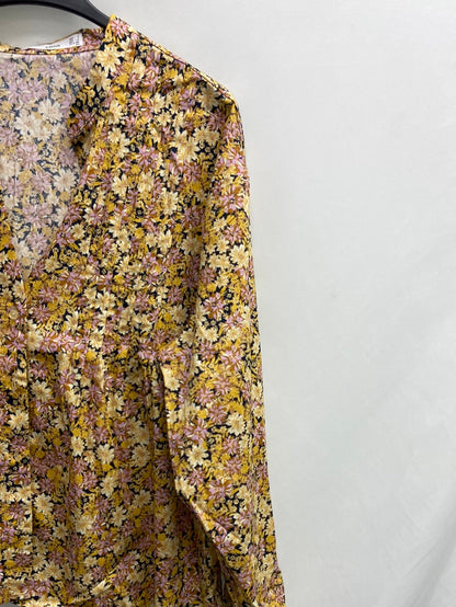 MANGO. Camisa negra flores T.s