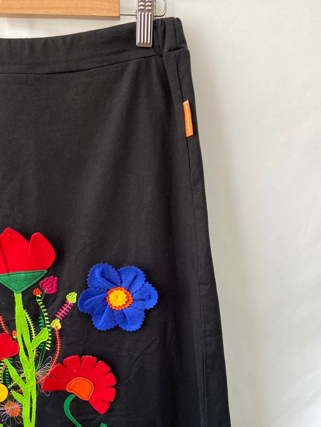 MAMATAYOE. Falda negra flores T.