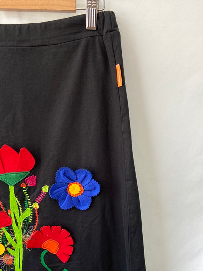 MAMATAYOE. Falda negra flores T.