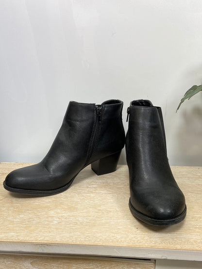 GRACELAND. Botines negros T.40