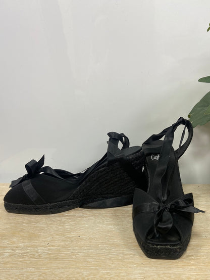 CASTAÑER. Cuñas negras raso T. 38