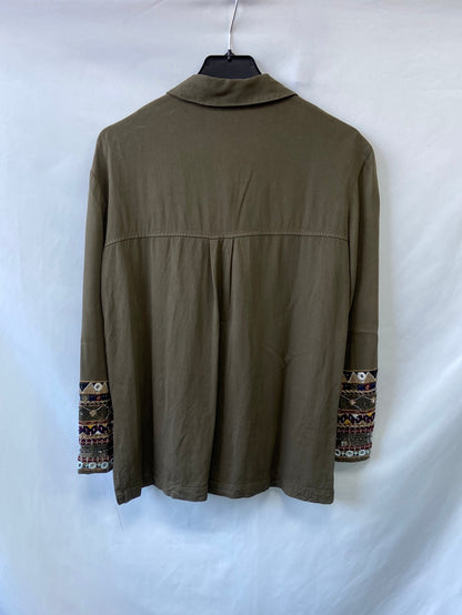 BERSHKA.Camisa verde bordada T.S