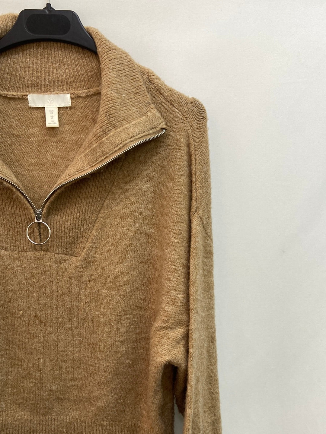 H&amp;M. Beige polo-style sweater S.XS (TARA)