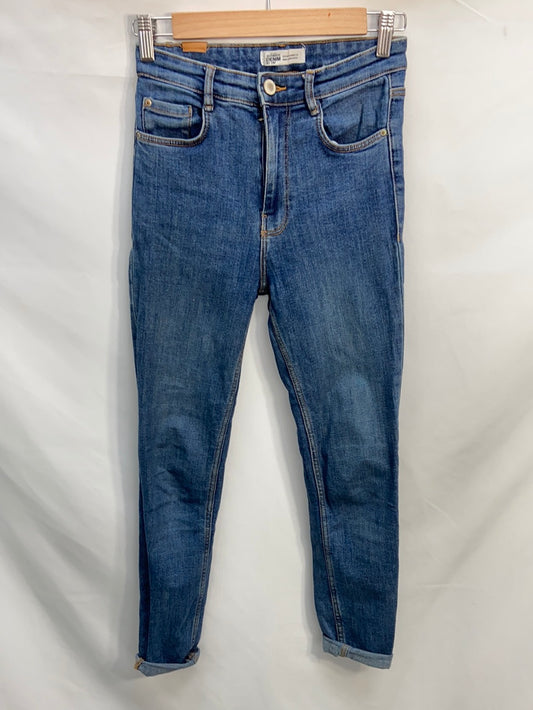 ZARA.Vaqueros clásicos elásticos T.36