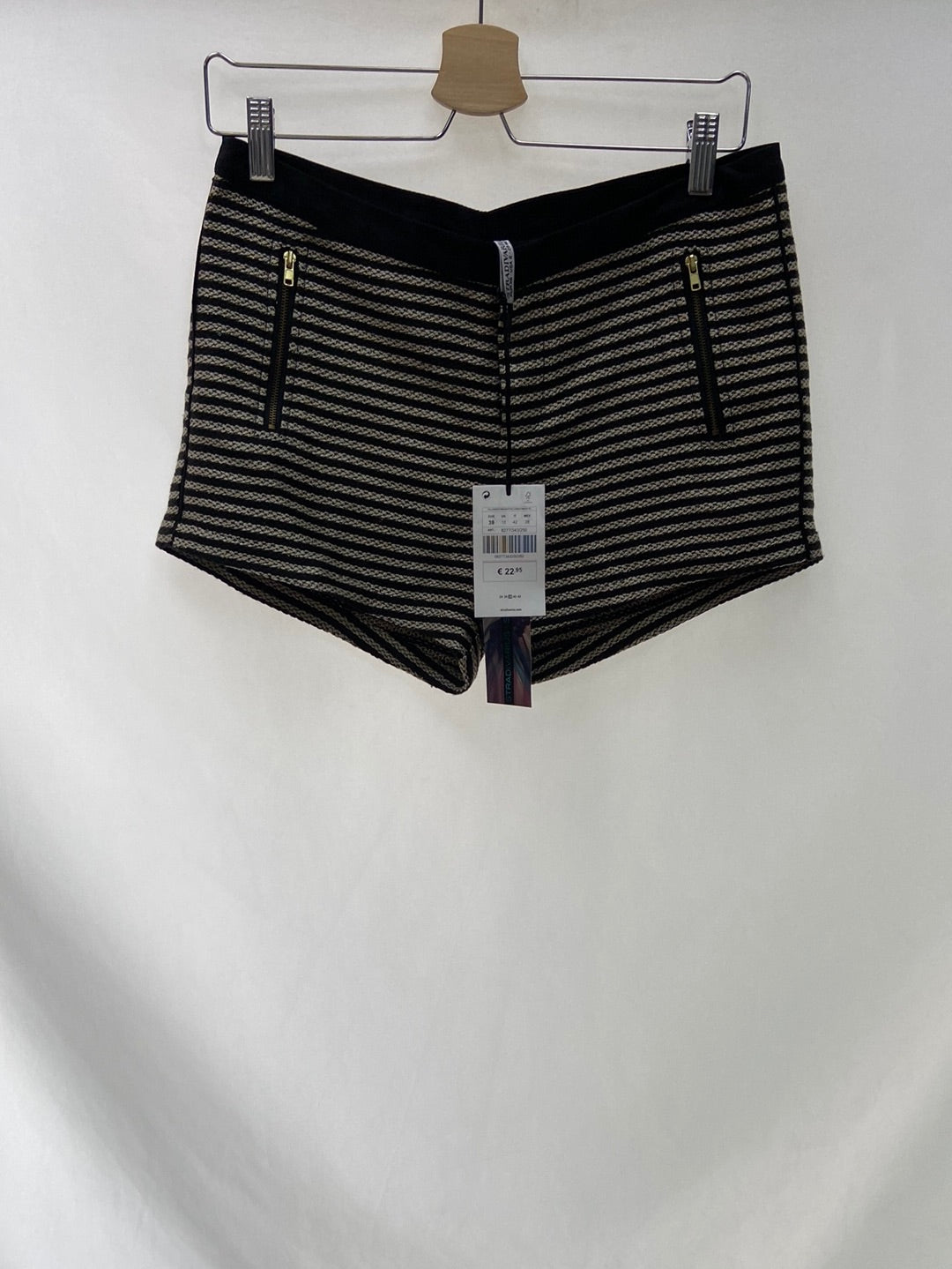 STRADIVARIUS. Embroidered shorts T.38