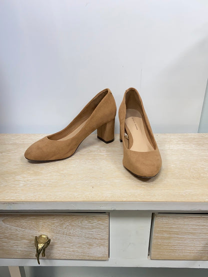 SFERA.Zapato antelina beige tacón T.36