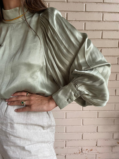 H&M.Blusa verde pastel satinada T.36 (Tara)