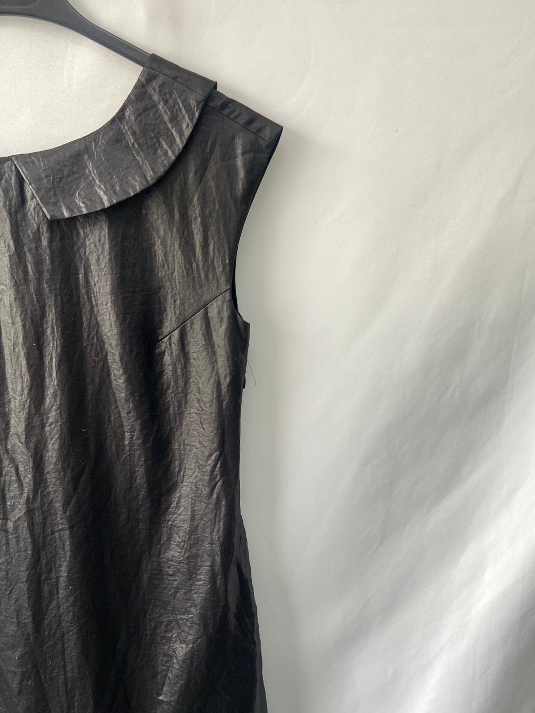 DNKY JEANS. Vestido negro satinado T.34